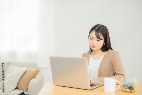 家でパソコンを使う女性（困る）  © buritora