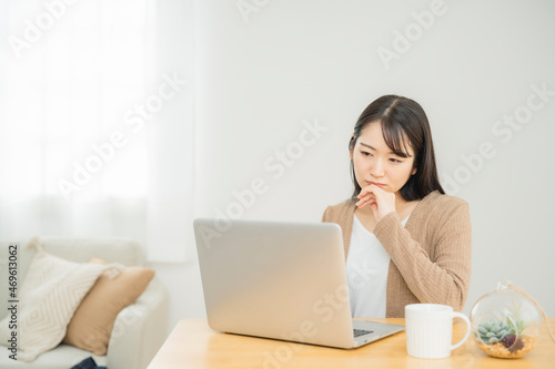 家でパソコンを使う女性（困る）  © buritora