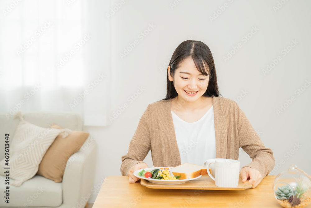 家でご飯を食べる女性

