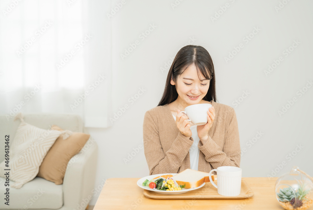 スープを飲む女性（ご飯）
