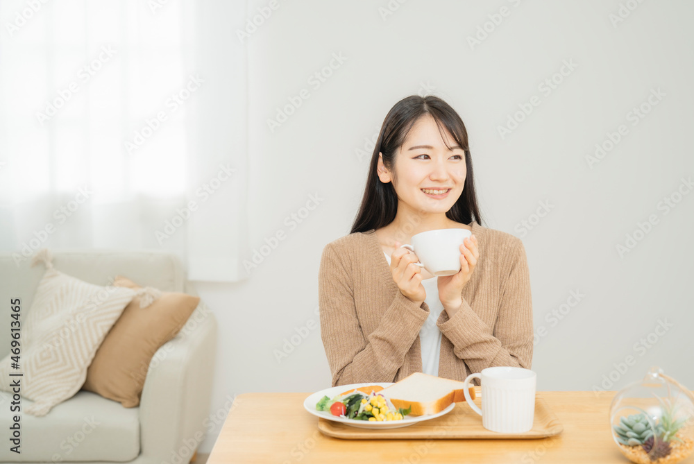 スープを飲む女性（ご飯）
