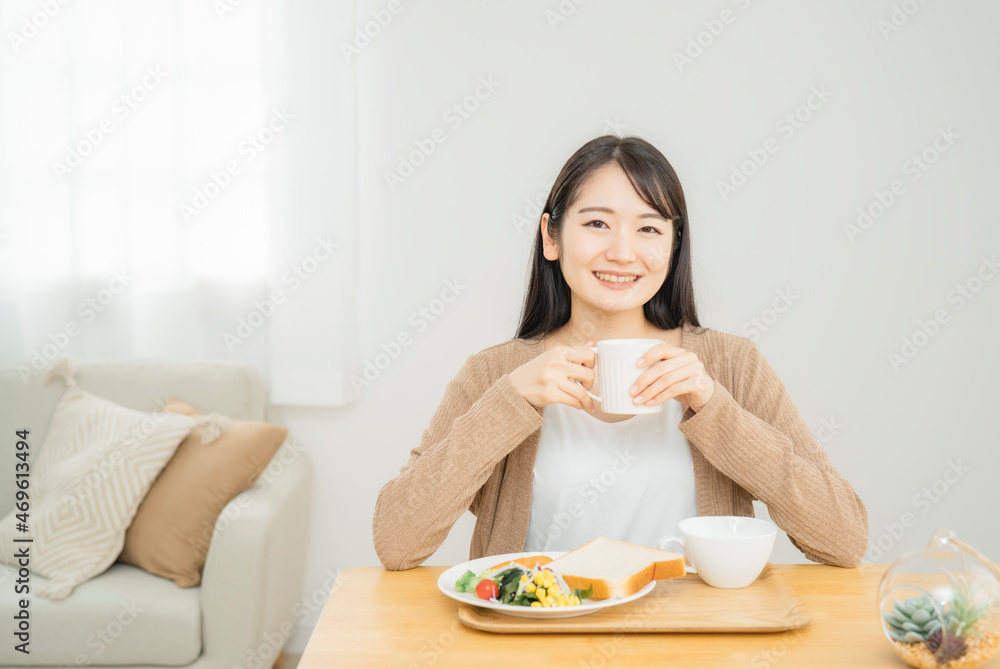 ホットドリンクを飲む女性（食事）
