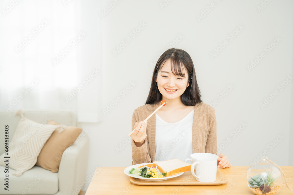 野菜を食べる女性（朝食）
