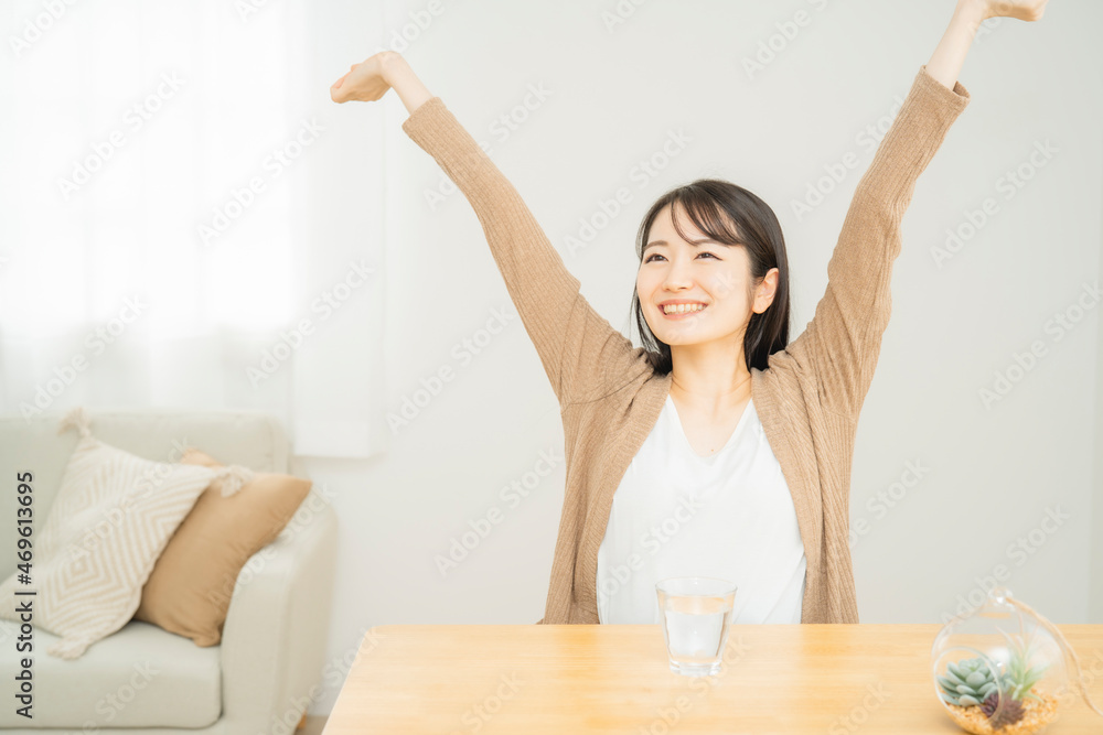 水・白湯を飲む女性(笑顔)
水・白湯を飲む女性(笑顔)