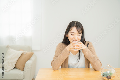 水・白湯を飲む女性（笑顔）
 photo