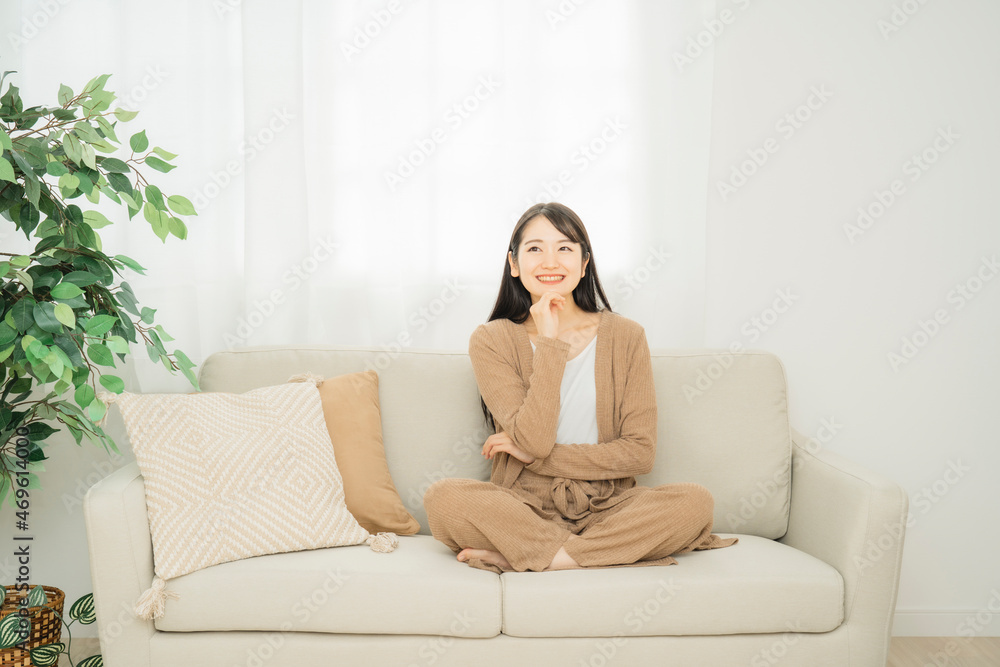 家のソファに座る女性
家のソファに座る女性