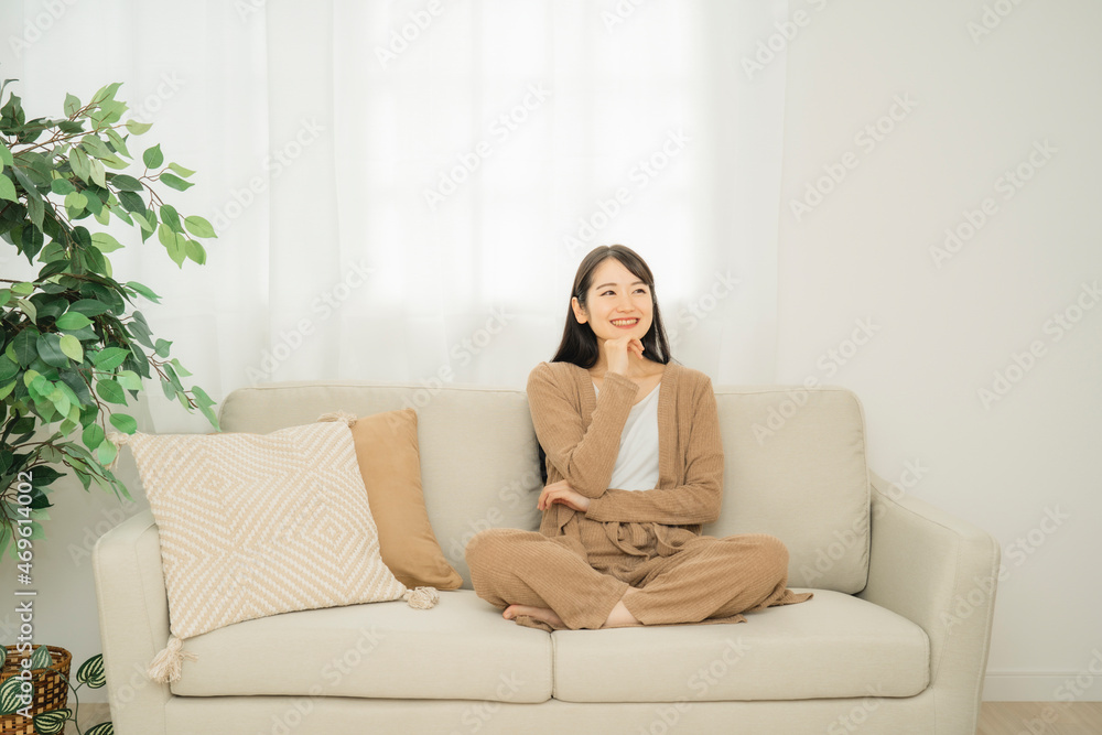 家のソファに座る女性
家のソファに座る女性