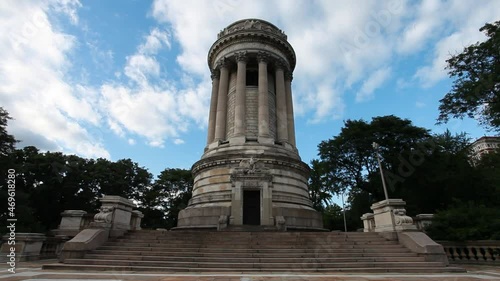 Soldier's and sailor's monument in Manhattan at Hudson River, New York City photo