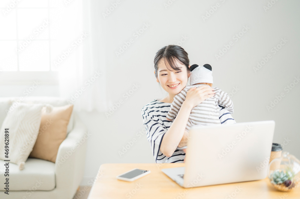 赤ちゃんにゲップをさせる女性
赤ちゃんにゲップをさせる女性