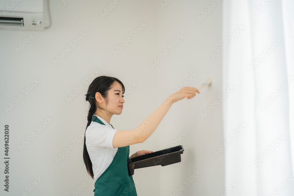 壁の塗装する女性（困る）
