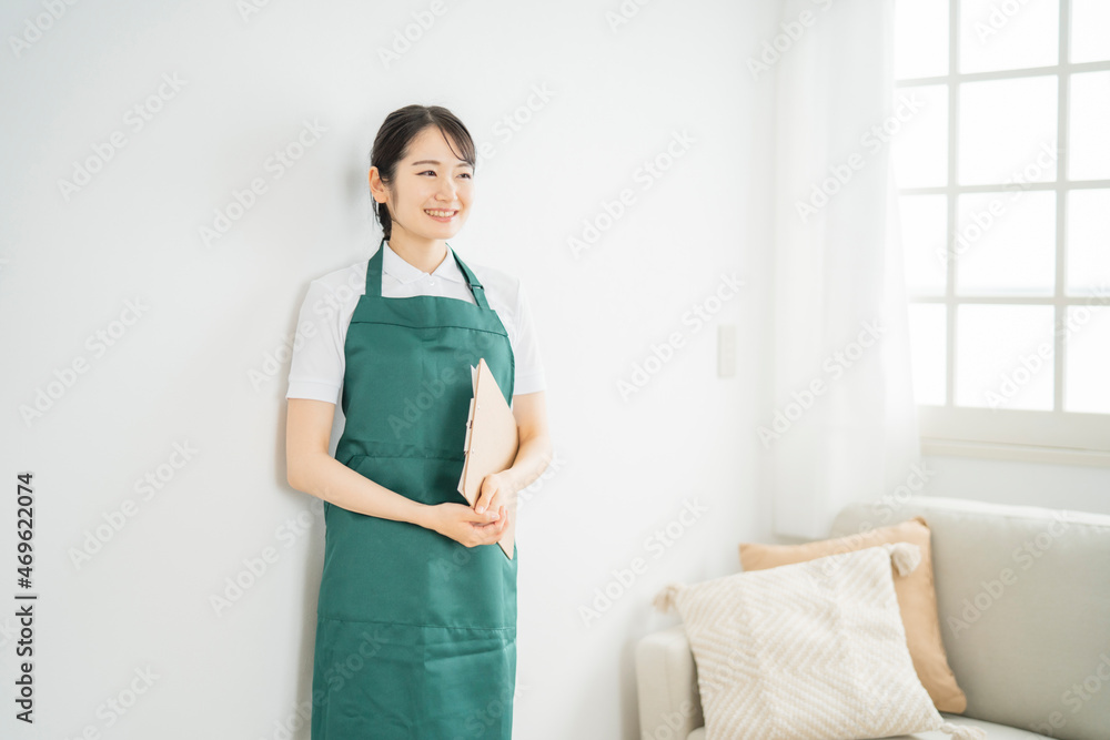 部屋にいるエプロンをつけた女性
