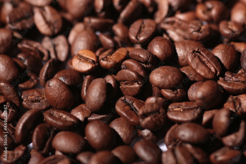 Obraz premium coffee beans close up with hard lighting