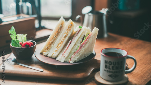 朝食に手作りサンドウィッチを photo