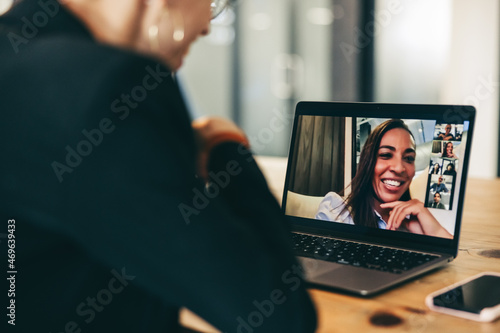 Cuadro en lienzo Happy businesswoman attending a video conference in an office