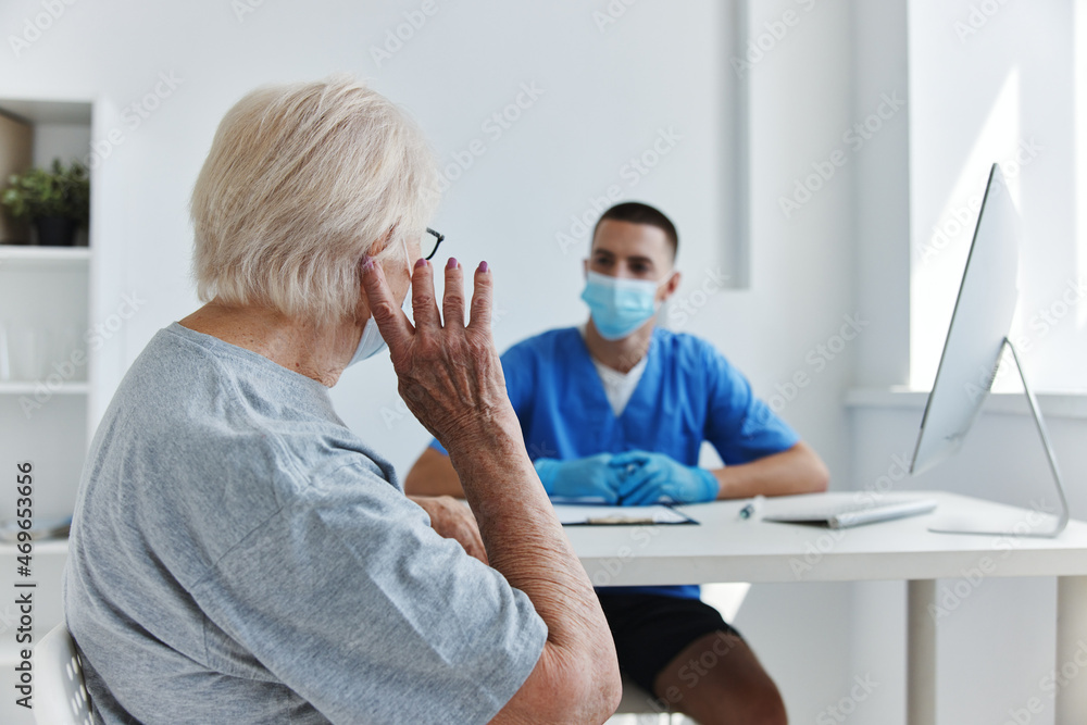 Obraz premium patient communication with a doctor in the medical office