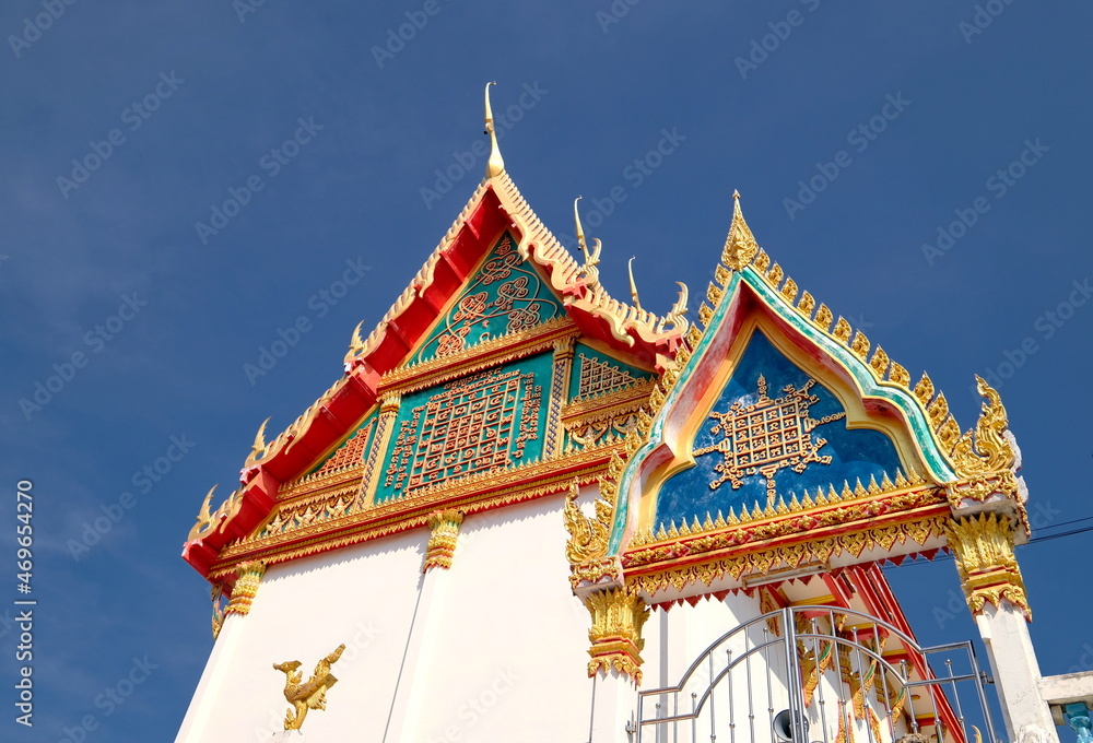 Thai temple soars into blue sky