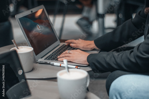 Mujer formal iniciando sesión para escribir ideas y planteamientos en su ordenador laptop en una cafeteria de su ciudad tomando café por la mañana para terminar su trabajo