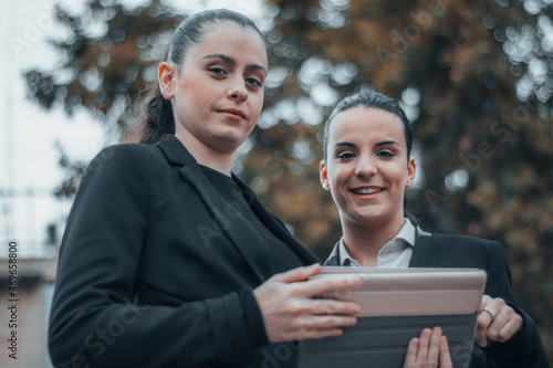 Foto Muchachas jóvenes de alto éxito laboral en su empresa contemplando estadísticas