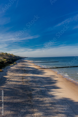 Fototapeta Naklejka Na Ścianę i Meble -  Wunderschöner Strandspaziergang entlang der kilometerlangen Strandpromenade von Trzesacz - Polen