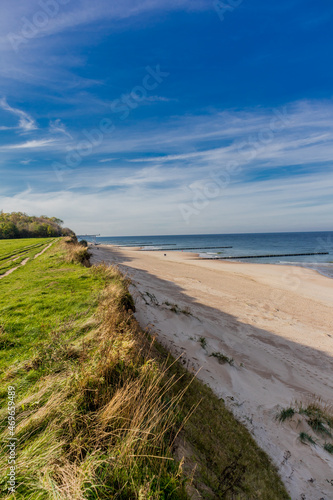 Wundersch  ner Strandspaziergang entlang der kilometerlangen Strandpromenade von Trzesacz - Polen