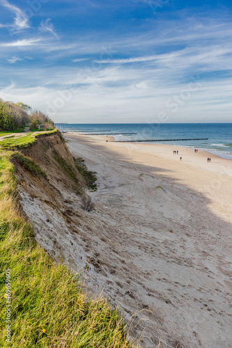 Wundersch  ner Strandspaziergang entlang der kilometerlangen Strandpromenade von Trzesacz - Polen