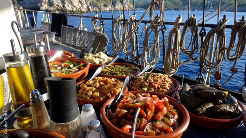 Mediterranes Essen auf dem Schiff photo