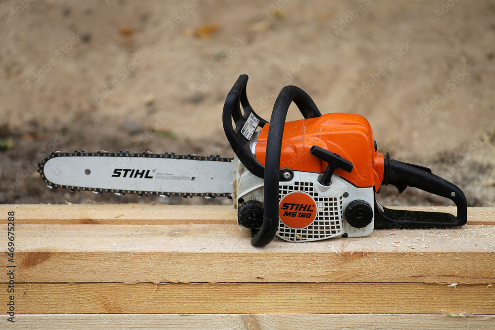 Lightweight Stihl MS 180 chainsaw for household use. Stock-Foto