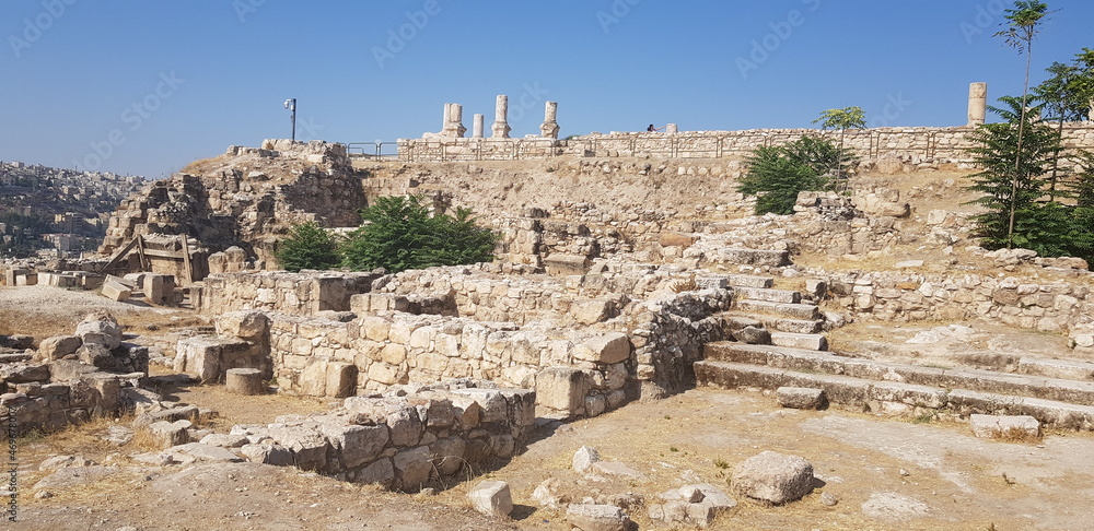 La célèbre citadelle de la ville d'Amman, en Jordanie, tas de ruines dans une zone desertique et urbaine, cité à moitié détruite, des cailloux et de la roche partout