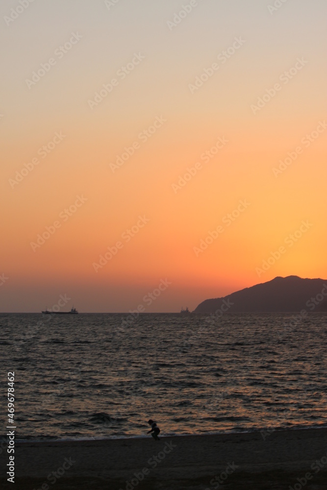 Naklejka premium SDGs自然と地球の輝き！！山口県光市虹ヶ浜海水浴場のオレンジ色の夕暮れと瀬戸内海の風景