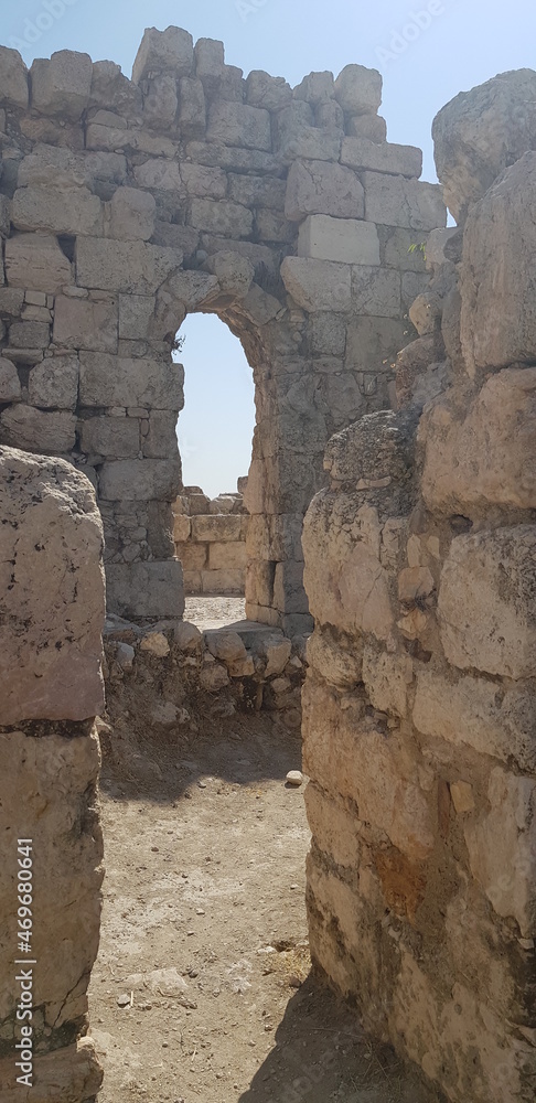 La célèbre citadelle de la ville d'Amman, en Jordanie, tas de ruines dans une zone desertique, longer un mur partielle ou marcher entre les ruines, dans un labyrinthe, ombre et soleil, porte