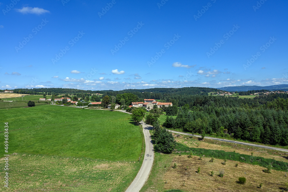 Paysage de Haute-Loire près du village de Saint-Didier-en-Velay en France en été Paysage de Haute-Loire près du village de Saint-Didier-en-Velay en France en été