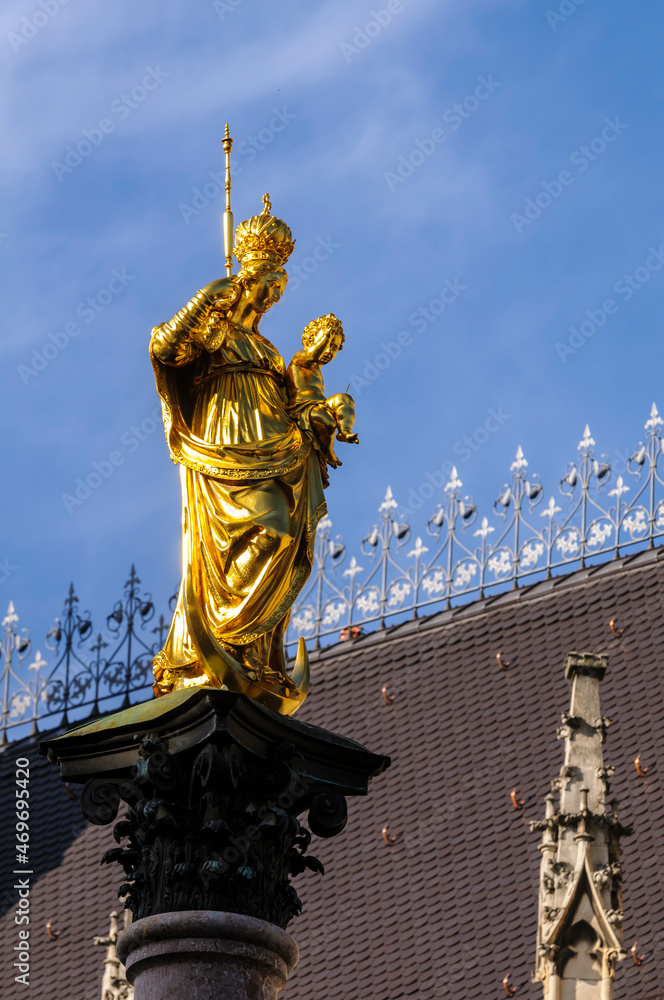Obraz premium Munich, Germany on October 16, 2012. Statue of Mary on Marienplatz in the historic city center.