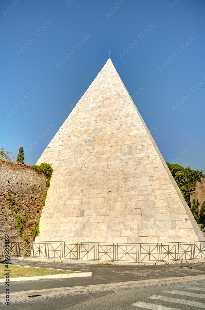 Rome, Piramide