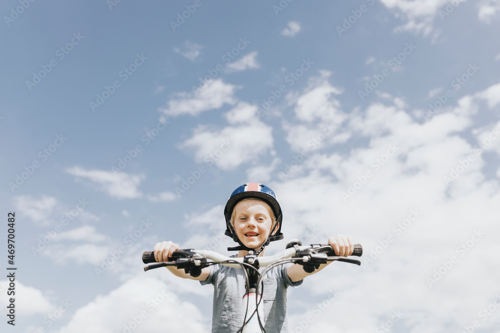 Φωτογραφία Kids background, boy riding a bike, family photo