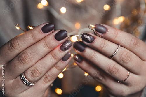 manicure nail art design for new year, christmas cat eye effect black purple golden chameleon shining sparkling