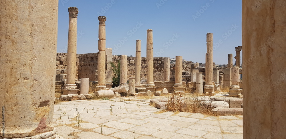 Le célèbre site touristique jordanien - Jerash, grande place historique, style romain ou egypticien, avec des colonnes de marbre partout et des tas de pierre, avec quelques végétations
