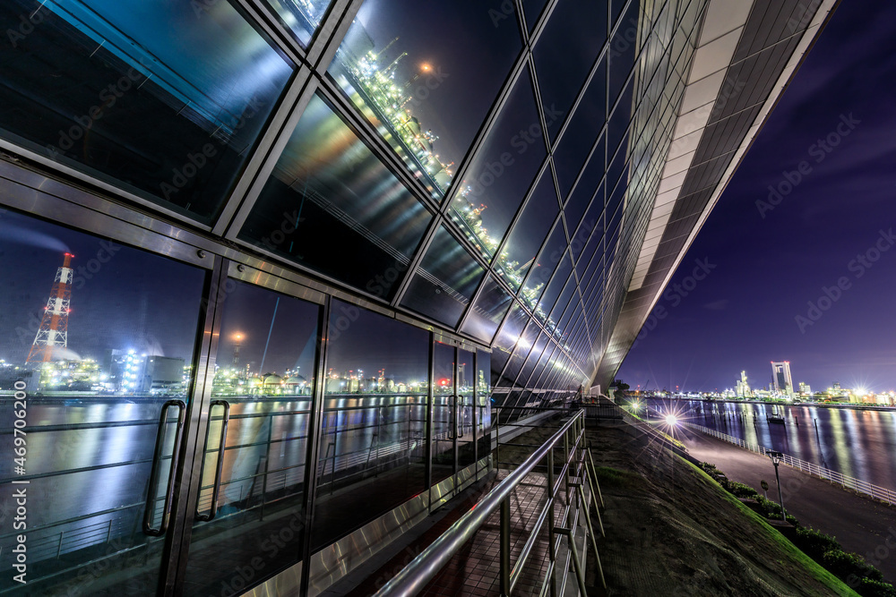 Fototapeta premium 四日市ドームの窓ガラスに反射する工場夜景