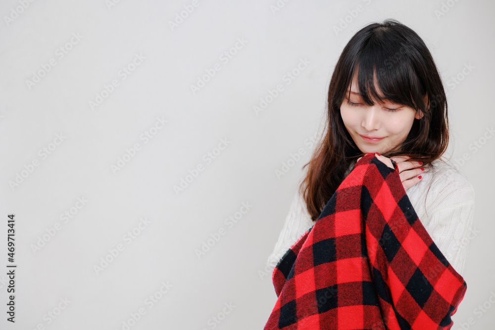 赤いブランケットを巻き付けてほほ笑むアジア人女性(ガールフレンド イメージ) 赤いブランケットを巻き付けてほほ笑むアジア人女性(ガールフレンド イメージ)
