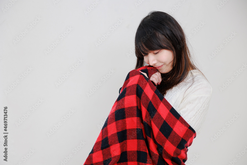 赤いブランケットを巻き付けてほほ笑むアジア人女性(ガールフレンド イメージ) 赤いブランケットを巻き付けてほほ笑むアジア人女性(ガールフレンド イメージ)