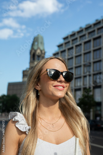 wunderschöne Frau in der City Berlin im Weißen Kleid und Sonnenbrille erlebt einen digitalen Tag voller Lifestyle © TIGERRAW