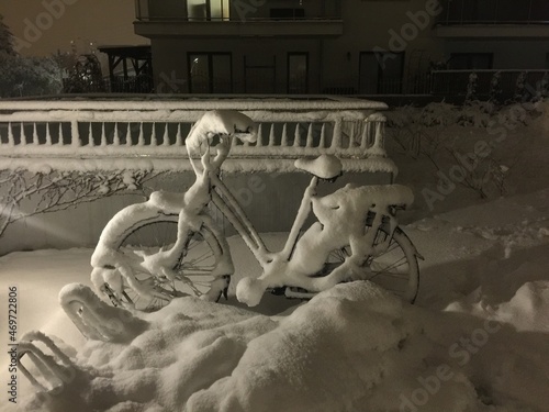 Rower zasypany śniegiem © mania999