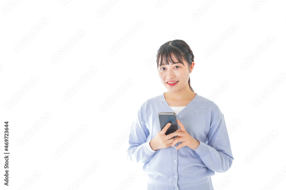 スマホを使う若い女子学生