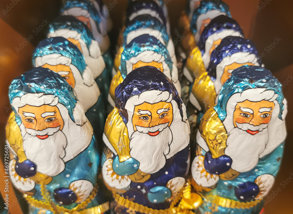 Viele Schokoladen Weihnachtsmann Figuren zu Weihnachten im Supermarkt