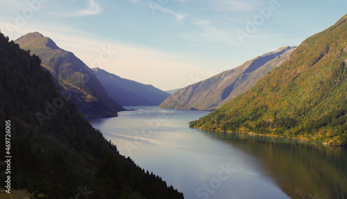 Eindrucksvolle Fjordlandschaft mit Bergketten und Fjorden in Norwegen © ShDrohnenFly