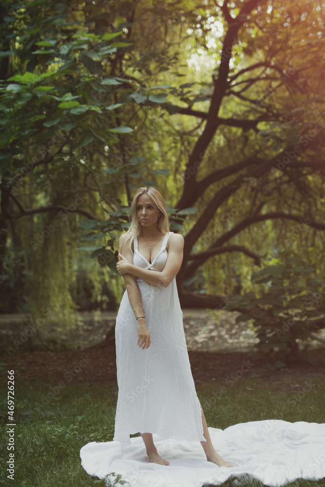 wunderschöne Frau in der City Berlin im Weißen Kleid erlebt einen digitalen Tag voller Lifestyle und Natur wunderschöne Frau in der City Berlin im Weißen Kleid erlebt einen digitalen Tag voller Lifestyle und Natur