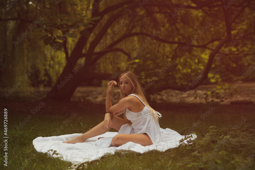wunderschöne Frau in der City Berlin im Weißen Kleid erlebt einen digitalen Tag voller Lifestyle und Natur wunderschöne Frau in der City Berlin im Weißen Kleid erlebt einen digitalen Tag voller Lifestyle und Natur