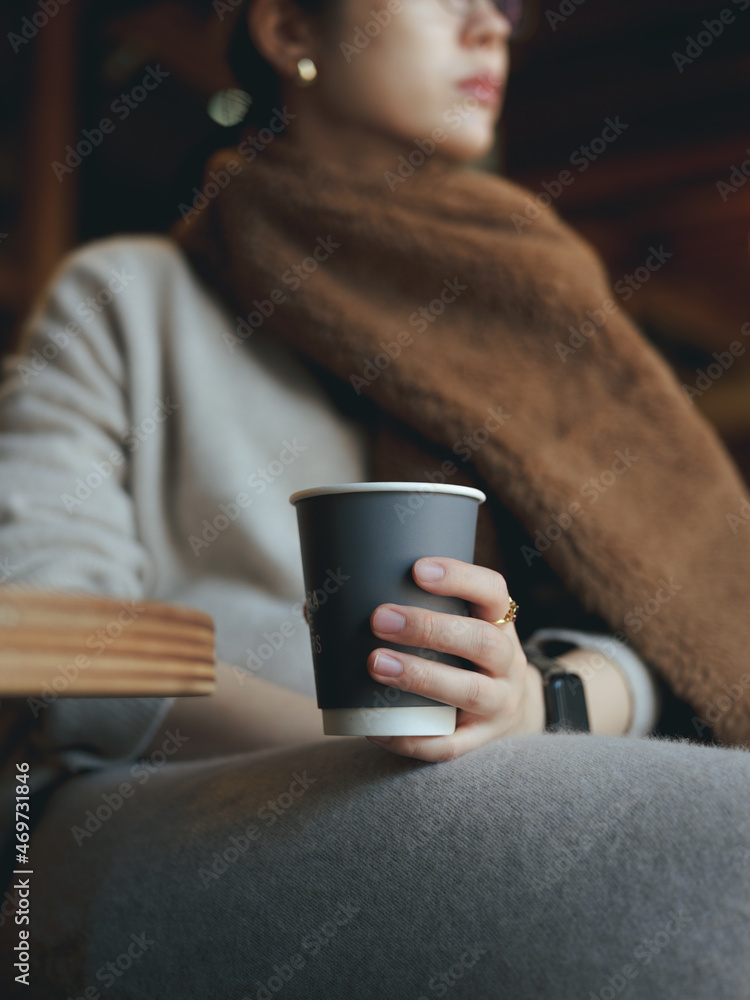 カフェでコーヒーを持つ女性 カフェでコーヒーを持つ女性