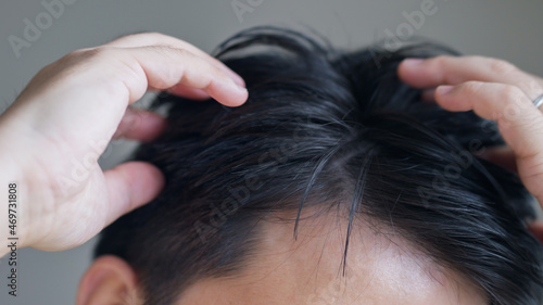 Foto ワックスでヘアセットする中年男性