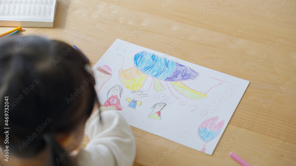 家でお絵描きする3歳の子供(育児・子育て) 家でお絵描きする3歳の子供(育児・子育て)