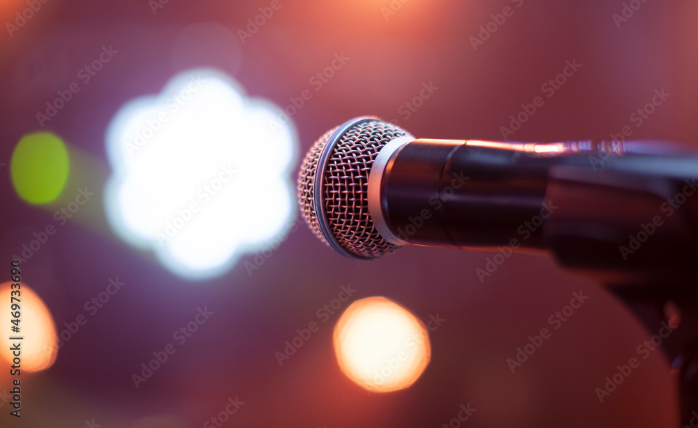 Obraz premium microphone on stage in the rays of light 